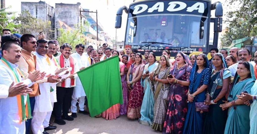 उन्नत पशुपालन एवं डेयरी प्रबंधन सीखने बनासकाठा गुजरात रावाना हुए कबीरधाम के पशुपालक और बिहान की दीदियां