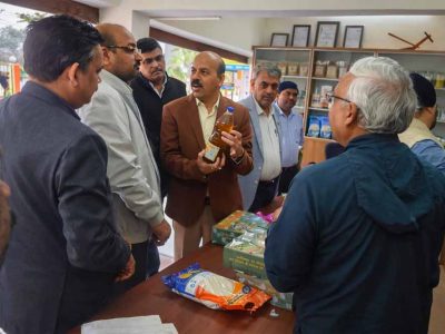 भारतीय कृषि अनुसंधान परिषद के महानिदेशक ने इंदिरा गांधी कृषि विश्वविद्यालय के उत्पाद विक्रय काउंटर का किया अवलोकन