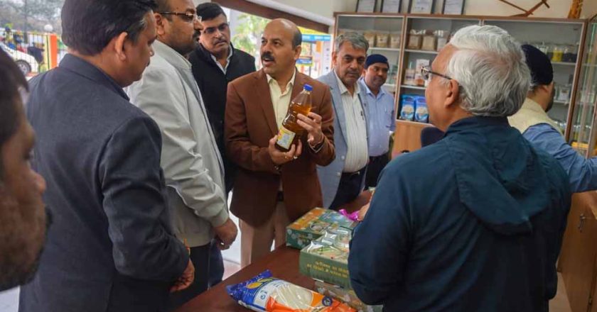 भारतीय कृषि अनुसंधान परिषद के महानिदेशक ने इंदिरा गांधी कृषि विश्वविद्यालय के उत्पाद विक्रय काउंटर का किया अवलोकन