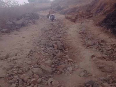 ग्रामीणों को हो रही आने जाने में असुविधा पहुंच मार्ग हुआ गड्ढे पत्थरों में तब्दील