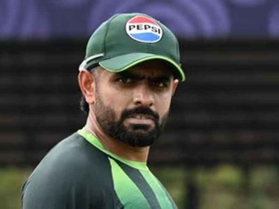 बाबर आज़म पर बढ़ी आलोचना, संकट की घड़ी में रवि शास्त्री और रिकी पोंटिंग बने संबल