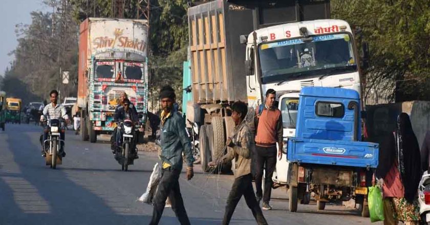 सर्विस लेन पर भारी वाहन खड़े, शहर में यातायात हुआ बाधित
