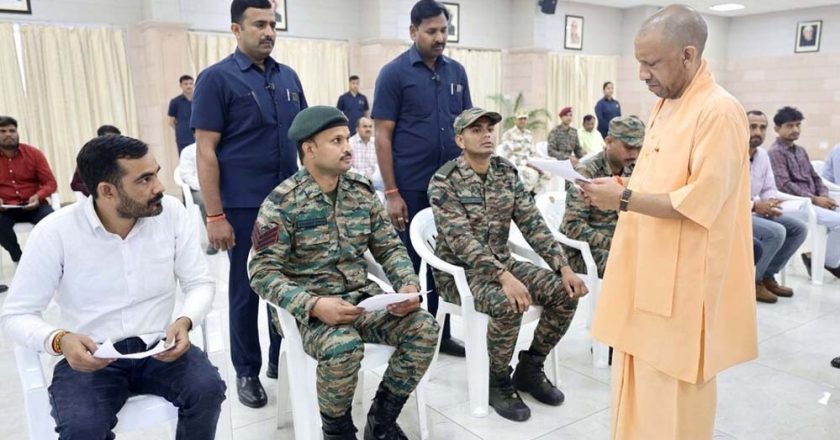 सैनिकों से सीएम योगी ने कहा- ‘बेफिक्र होकर देशसेवा कीजिए, आपके परिवार की सुरक्षा हमारी जिम्मेदारी