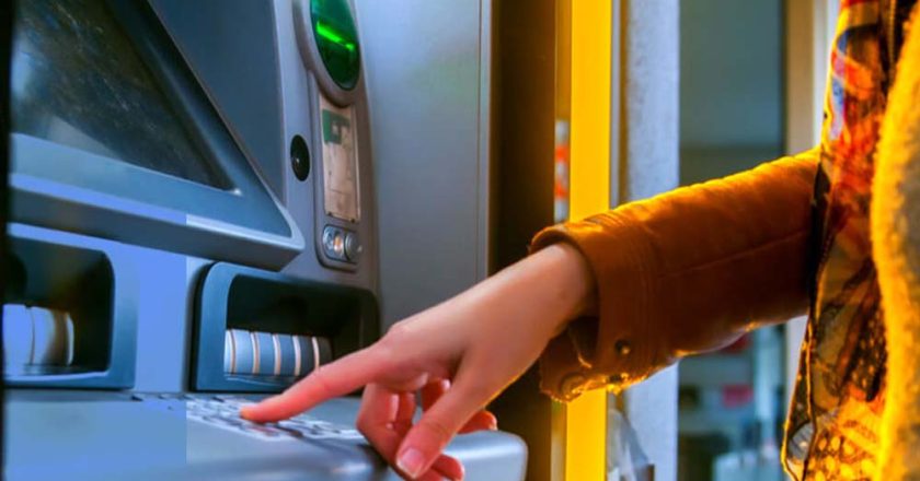 ATM Rule Change: 1 अप्रैल से ATM से पैसे निकालना होगा महंगा, बदल रहे हैं ये अहम नियम