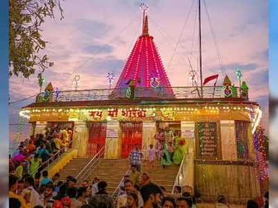 मां शारदा मंदिर मैहर में 9 दिनों में 10 लाख से ज्यादा भक्तों ने किए दर्शन, चौथे दिन रही सबसे ज्यादा भीड़