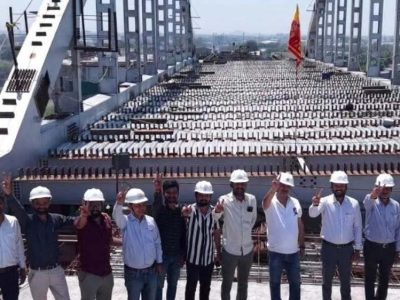 इंदौर के चौराहे पर 23 मीटर ऊंचाई पर लटका 400 टन का लोहा, इंजीनियरिंग का अजूबा