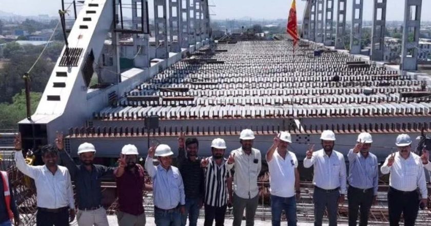 इंदौर के चौराहे पर 23 मीटर ऊंचाई पर लटका 400 टन का लोहा, इंजीनियरिंग का अजूबा