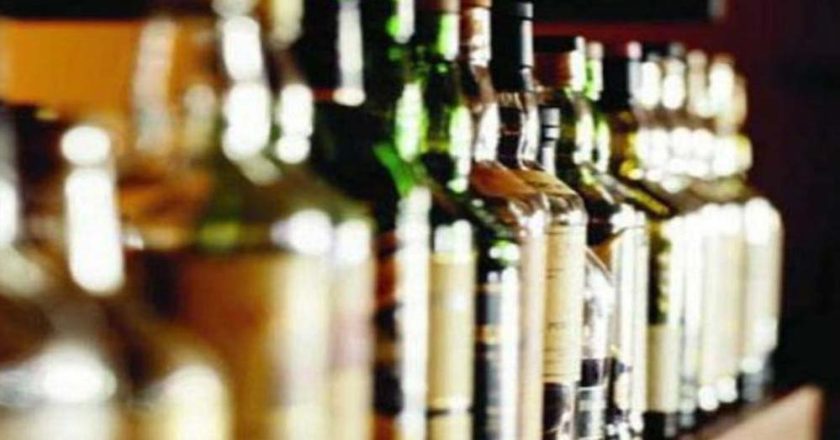 शराब के शौकीनों की लगी मौज, सस्ते रेटों पर बिक रही शराब, ठेकों के बाहर लगा मेला