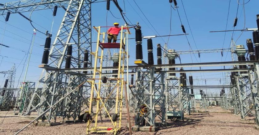 सब-स्टेशन मेंटेनेंस के लिए 36 फीट ऊँचाई का मैन लिफ्टर इन-हाउस डिज़ाइन एवं निर्माण