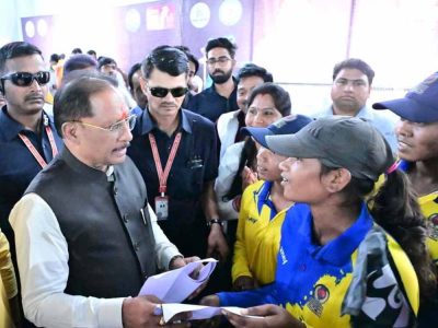 इचकेला की बेटियों ने क्रिकेट में रचा इतिहास, मुख्यमंत्री साय ने किया सम्मानित, किट देकर बढ़ाया हौसला