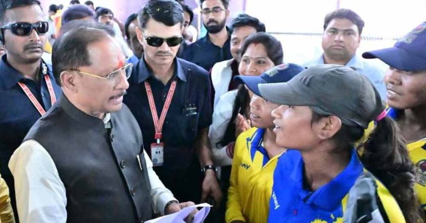 इचकेला की बेटियों ने क्रिकेट में रचा इतिहास, मुख्यमंत्री साय ने किया सम्मानित, किट देकर बढ़ाया हौसला