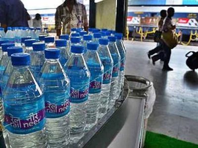 रेलवे स्टेशन पर ठंडे पानी के नाम पर लूट! वेंडर ओवररेट में बेच रहे बोतलें