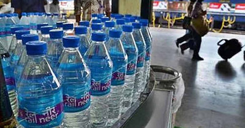 रेलवे स्टेशन पर ठंडे पानी के नाम पर लूट! वेंडर ओवररेट में बेच रहे बोतलें
