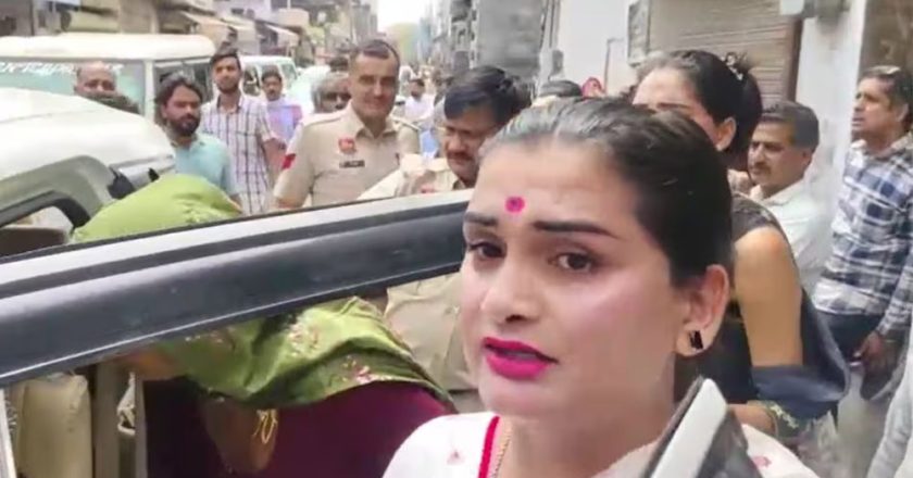 महेंद्रगढ़ में बधाई को लेकर किन्नरों के दो गुटों के बीच हिंसक झड़प और गाड़ियों में जमकर हुई तोड़फोड़