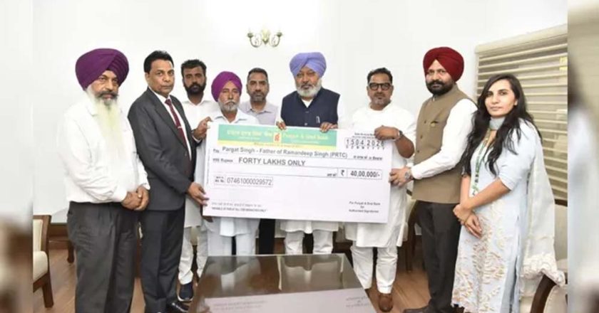 पंजाब में परिवहन मंत्री ने PRTC कंडक्टर के परिवार को 40 लाख रुपये दिए, ड्यूटी के दौरान हुई थी मौत