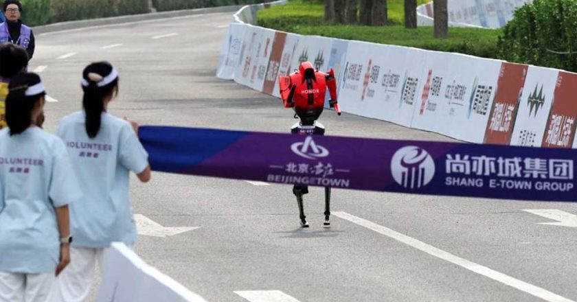 रोबोट ने तोड़ा इंसान का वर्ल्ड रिकॉर्ड, 21 KM की हाफ मैराथन 50 मिनट 26 सेकेंड में पूरी की