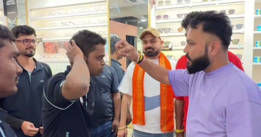 भोपाल-छिंदवाड़ा में लेंसकार्ट शोरूम पर बजरंग दल का प्रदर्शन, कर्मचारियों को तिलक और कलाई पर कलावा बांधा