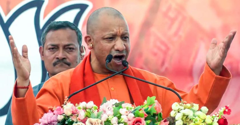 गारबेटा में भी योगी-योगी, सड़कों-छतों पर खड़े होकर हजारों लोगों ने किया बुलडोजर बाबा का दीदार