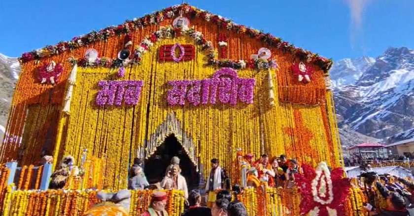 केदारनाथ धाम के कपाट खुले, महादेव के जयकारे से गूंज उठा वातावरण, हुई पुष्प वर्षा