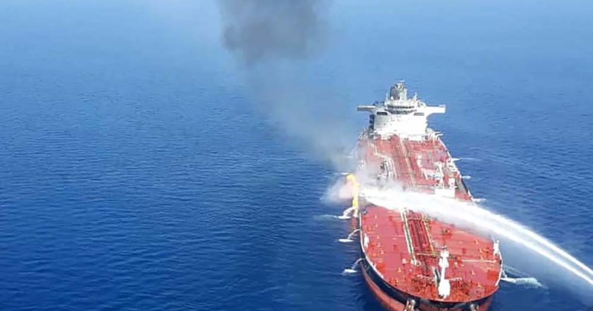 भारत के करीब ईरानी टैंकर पर अमेरिका का हमला, हिंद महासागर में 3 जहाजों की घेराबंदी