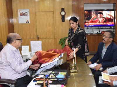 रायपुर : राज्यपाल ने कोसा वस्त्रों के नवाचार और बुनकरों के आर्थिक सशक्तिकरण पर दिया जोर