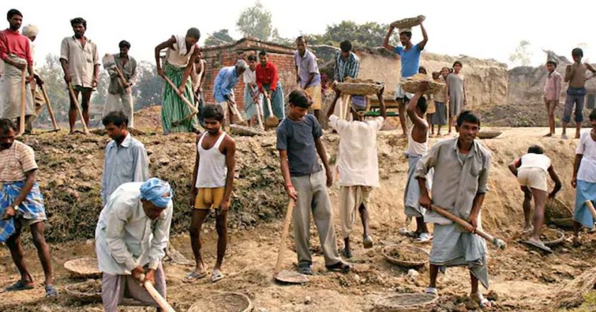 कोरिया : ’राज्य से आए तकनीकी अधिकारी एस के साहू ने परखी मनरेगा कार्यों की गुणवत्ता’