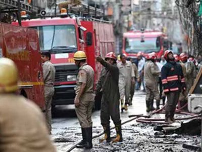 दिल्ली में दो अलग-अलग जगह भीषण आग, कई मकान और 100 से अधिक झुग्गियां जलीं