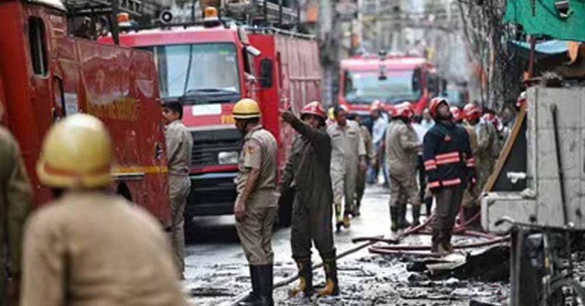 दिल्ली में दो अलग-अलग जगह भीषण आग, कई मकान और 100 से अधिक झुग्गियां जलीं