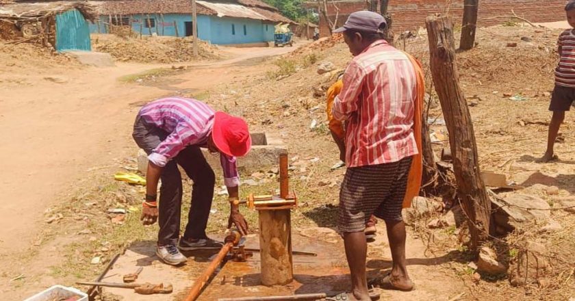 भीषण गर्मी में ग्रामीणों को मिली बड़ी राहत: भरतपुर के कई गाँवों में खराब हैंडपंप हुए दुरुस्त