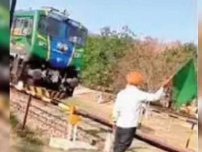 होशियारपुर में रेलवे ने नहीं दिया गेटमैन, सरपंच ने संभाला मोर्चा, रोजाना ट्रेन को दिखाते हैं हरी झंडी