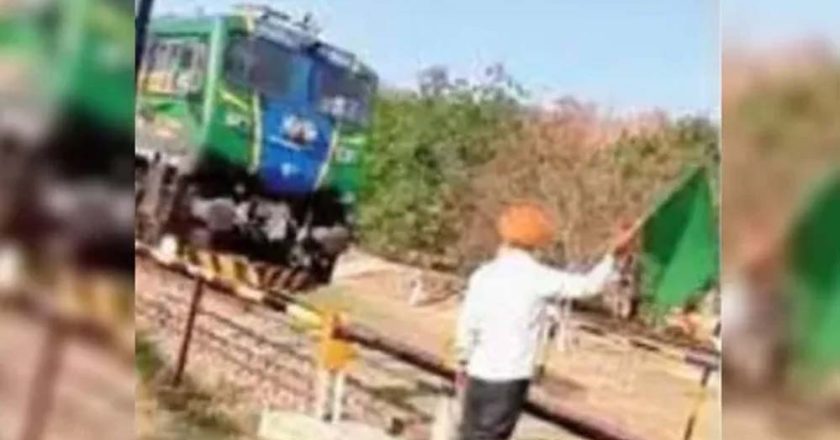 होशियारपुर में रेलवे ने नहीं दिया गेटमैन, सरपंच ने संभाला मोर्चा, रोजाना ट्रेन को दिखाते हैं हरी झंडी