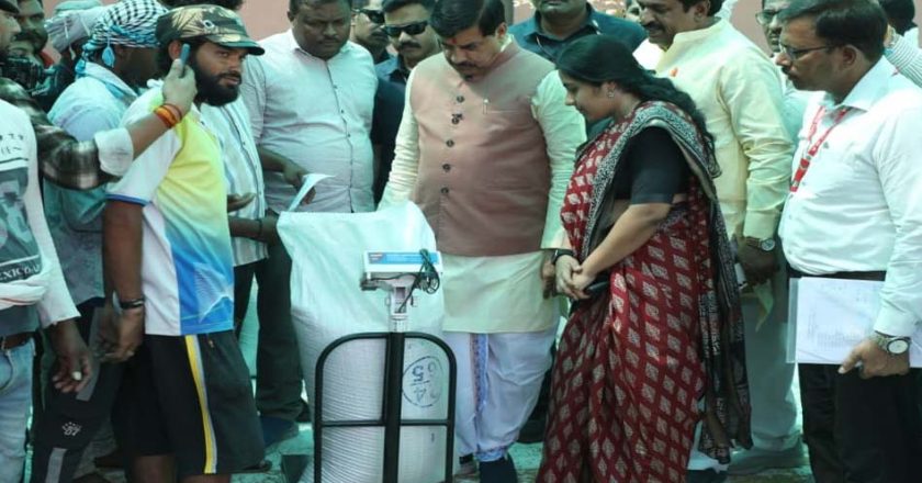 एक्शन में डॉ. मोहन यादव: अचानक खरीदी केंद्र पहुंचे, किसानों के साथ चाय पर चर्चा, CM ने पूछी भुगतान और तौल व्यवस्था