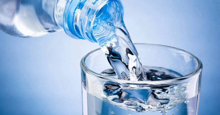 गर्मी में कितना पानी पीना चाहिए? उम्र के हिसाब से जानें सही मात्रा