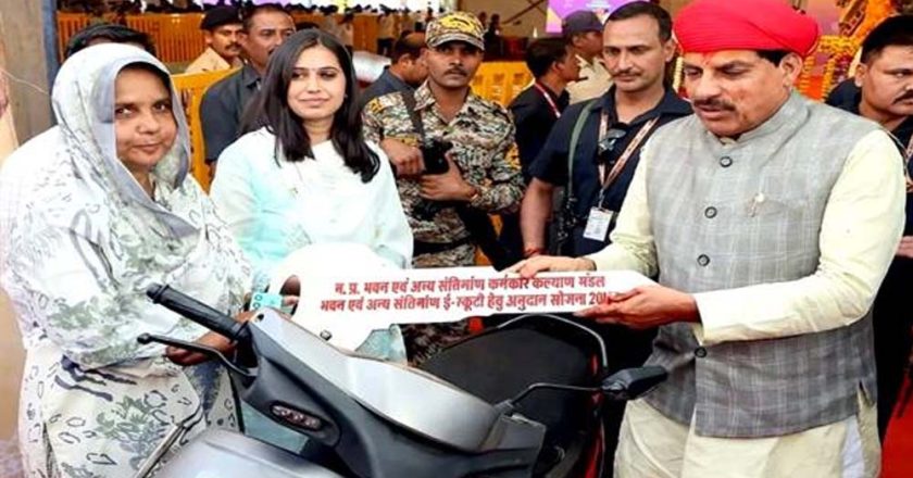 सफलता की कहानी- ई-स्कूटर अनुदान योजना से दमोह की सायरा बी बनीं आत्मनिर्भर