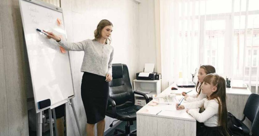 AI के दौर में बदल रहा शिक्षा क्षेत्र, टीचिंग से ज्यादा इन नौकरियों की बढ़ेगी मांग