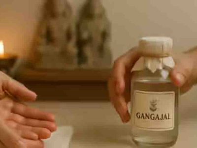 गंगाजल रखने में कहीं आप तो नहीं कर रहे ये गलती? प्लास्टिक की बोतल बन सकती है वास्तु दोष का कारण