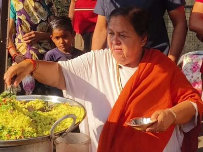 उमा भारती हाथठेला वालों के समर्थन में उतरीं, बंगले के सामने पोहा-जलेबी की दुकान लगाकर प्रशासन से की अपील