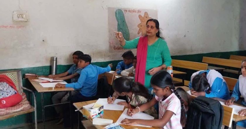 जबलपुर की शिक्षिका मंजू जायसवाल का अनोखा प्रयोग, चित्रों के जरिए बच्चों को सिखा रही हैं गणित, 95% रिजल्ट