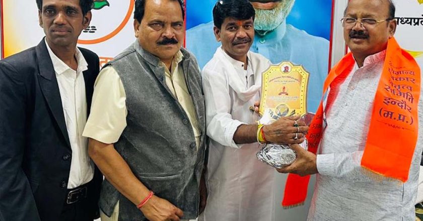 मंत्री दिलीप जायसवाल से मुलाकात, सम्मानित किए गए पत्रकार समिति के नेता