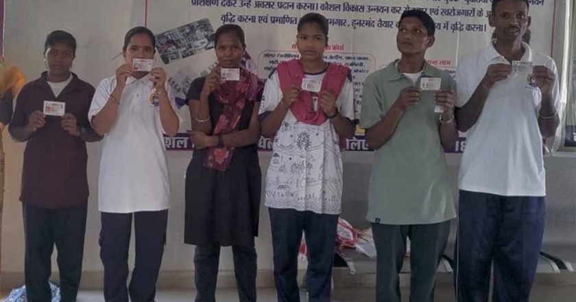 बंदूक छोड़ थामा ट्रैक्टर का स्टीयरिंग: नारायणपुर में आत्मसमर्पित नक्सलियों की नई पारी