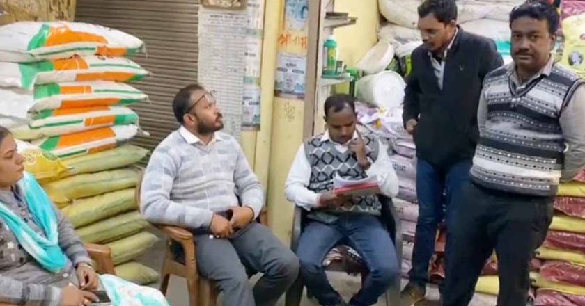 यूरिया की कालाबाजारी पर कार्रवाई तेज, एसडीएम व उप संचालक ने किया निरीक्षण