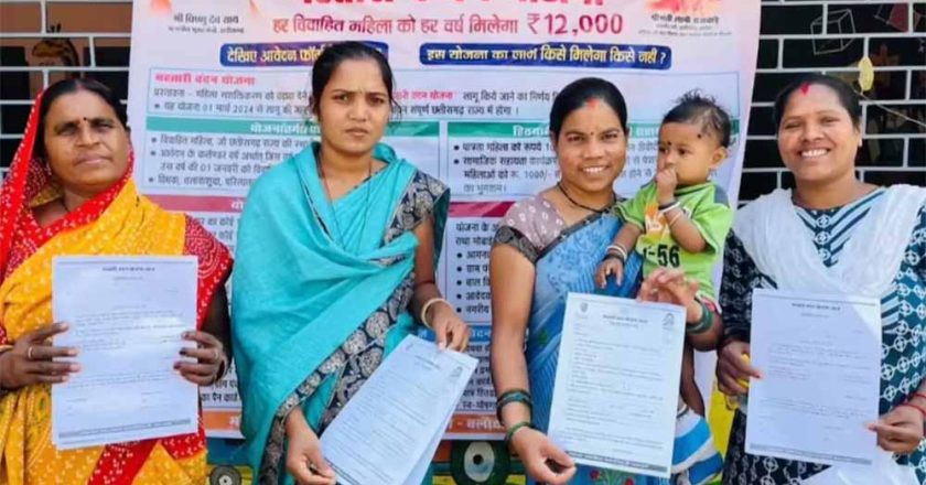 Bastar में महतारी वंदन योजना के लिए KYC अनिवार्य, अपडेट कराने उमड़ी महिलाओं की भीड़