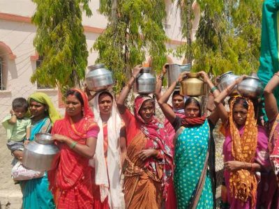 डिंडौरी में पानी का संकट चरम पर: नाले का पानी पी रहे ग्रामीण, खाली बर्तन लेकर पहुंचे जनसुनवाई में