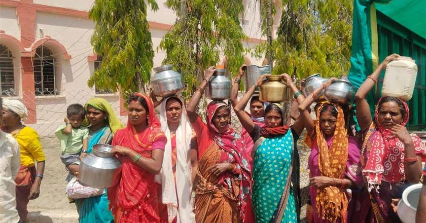 डिंडौरी में पानी का संकट चरम पर: नाले का पानी पी रहे ग्रामीण, खाली बर्तन लेकर पहुंचे जनसुनवाई में