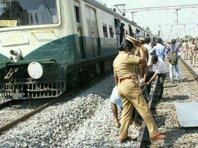 रेलवे की लापरवाही पर सरपंच का जिम्मा, गेटमैन न मिलने पर खुद दिखाते हैं ट्रेन को हरी झंडी