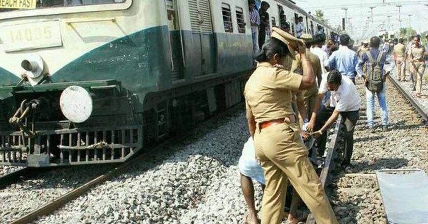 रेलवे की लापरवाही पर सरपंच का जिम्मा, गेटमैन न मिलने पर खुद दिखाते हैं ट्रेन को हरी झंडी