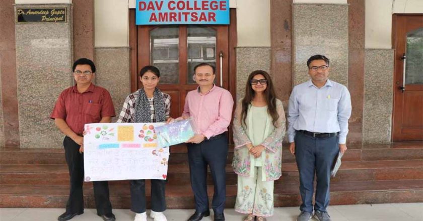 स्वास्थ्य जागरूकता का संदेश: DAV कॉलेज में पोस्टर प्रतियोगिता ने खींचा सबका ध्यान