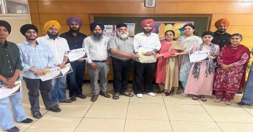 वर्सिटी कॉलेज में पगड़ी सजाने का कॉम्पिटिशन