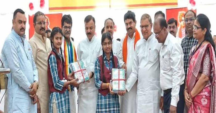 नवीन शिक्षा नीति विद्यार्थियों को रोजगारमूलक शिक्षा प्रदान करने और संस्कृति एवं पारिवारिक मूल्यों से जोड़ने का कर रही है कार्य : स्कूल शिक्षा मंत्री सिंह