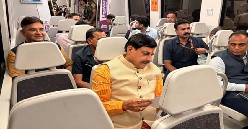 मुख्यमंत्री डॉ. यादव ने दिल्ली मेट्रो में किया सफर